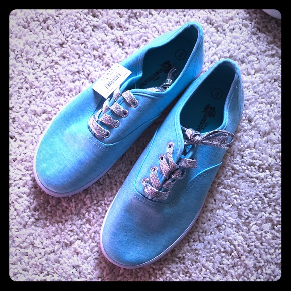 Payless Other - Payless Disney Descendants Girls sneakers sz 3 NWT